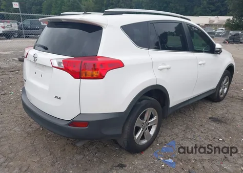 2015 Toyota Rav4 Xle z USA, uszkodzony, nr VIN 2T3WFREV2FW138001